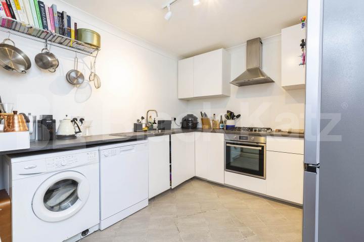 Stunning spacious two bed garden flat within a period house by Regents Park. Oval Road, Regents Park / Camden 